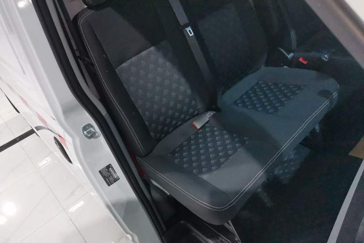 Used SAIC MAXUS Xintu V80 2025 Value Edition City Distribution King 2.0T Manual Long Wheelbase Mid-Roof 127 Ps 3 Seats