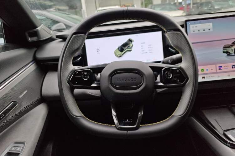 Used Lynk & Co 08 EM-P 2025 220 km All-Wheel-Drive Performance Halo