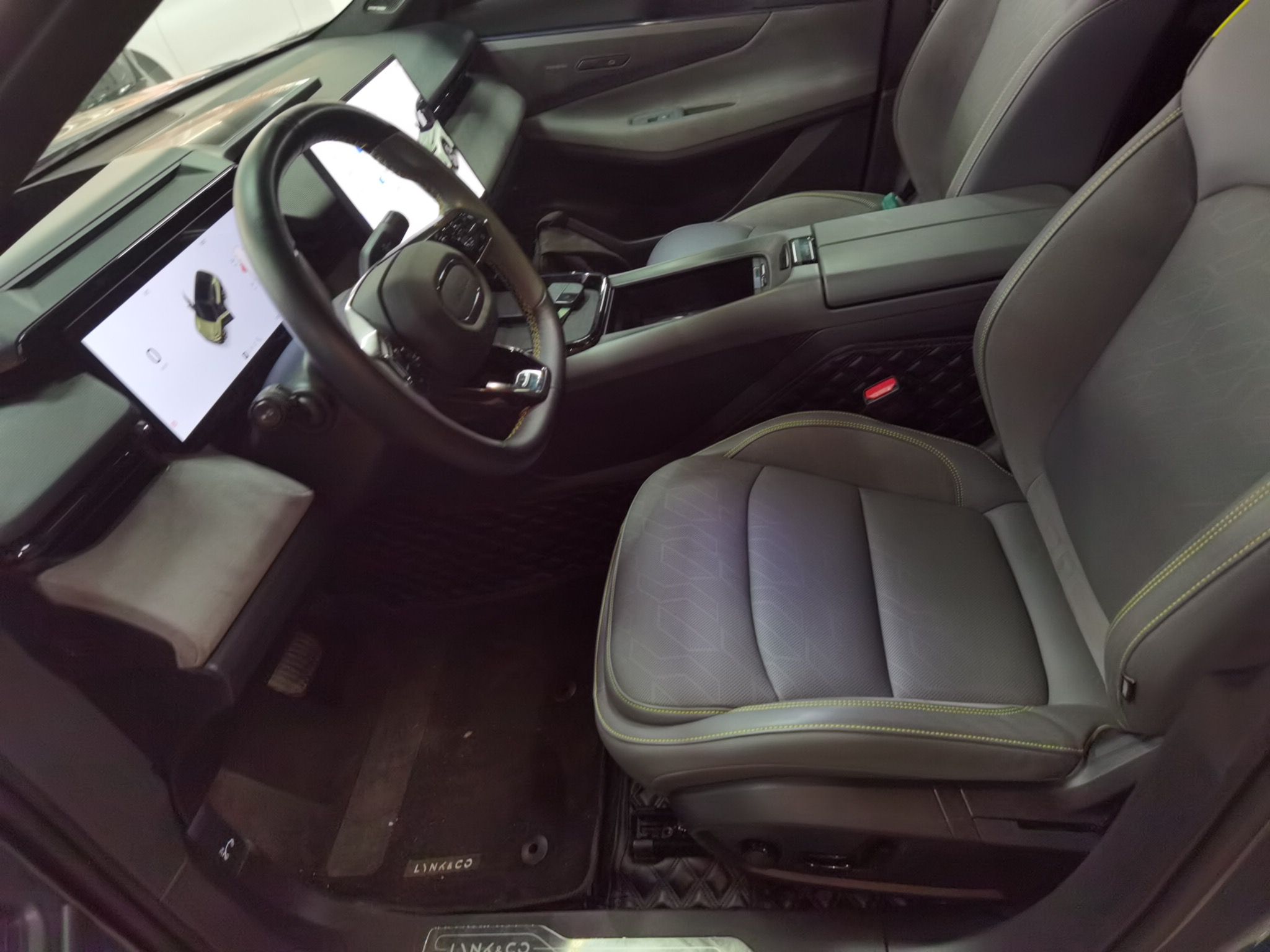 Переднее сиденье в автомобиле