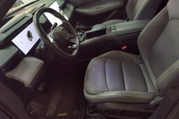 Used Lynk & Co 08 EM-P 2025 220 km All-Wheel-Drive Performance Halo