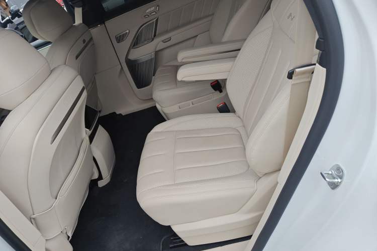 Used ONVO Luxeed L90 2025 Model—Ultra Six-Seater Version Left Rear Seat