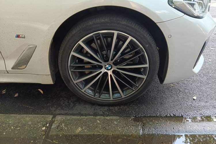 Used BMW 5 Series 2022 530Li Leading Model M Sport Package Right Front Wheel Hub