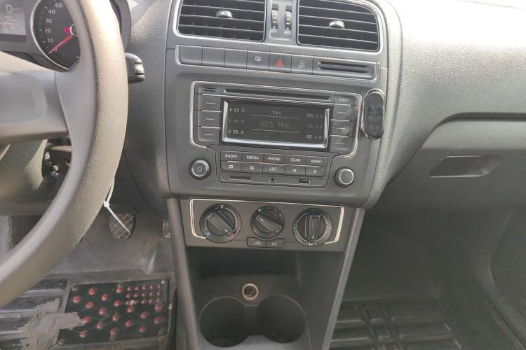 Used Volkswagen Polo 2014 1.4L Manual Comfort Edition Audio And AC Panel