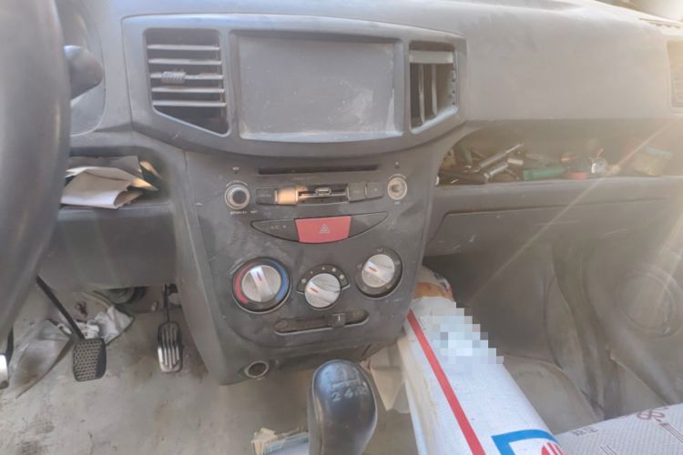 Used BAIC Weiwang 306 2011 1.3L base model 7 seats Audio And AC Panel