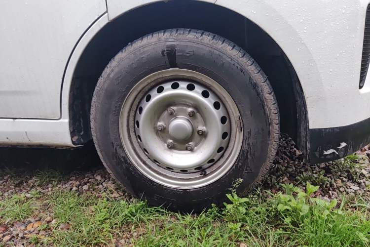 Used Wuling Yangguang 2025 Model 400km Bus Edition—Comfort Edition Right Front Wheel Hub