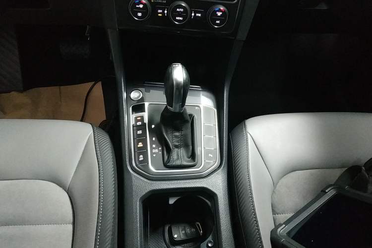 Used Volkswagen Golf Sportsvan 2019 280TSI Automatic Sentinel Model China VI Standard Gear Lever