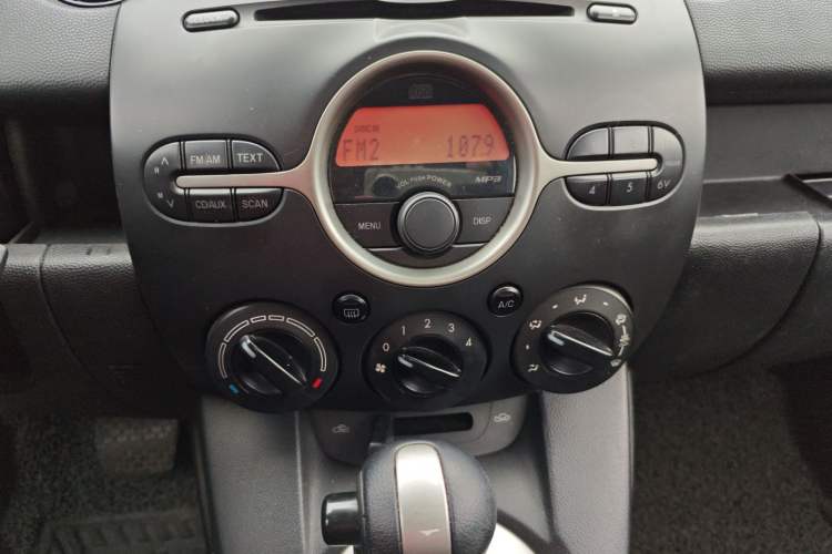 Used Mazda 2 2011 XuanDong 1.5L Automatic Fashion Edition Audio And AC Panel