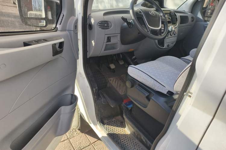 Used SAIC MAXUS Xintu V80 2023 2.0T Manual Classic Aoyuntong Short Wheelbase Mid-Roof 5/6-Seater