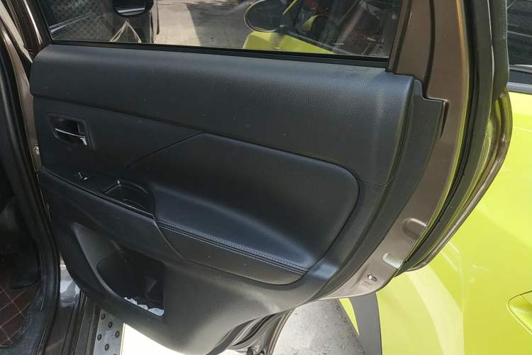 Used Mitsubishi Outlander 2018 2.0L Two-Wheel Drive Glory Edition 5 Seats Interior 3