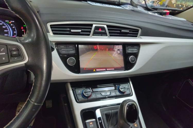 Used Geely Auto Emgrand X7 Sport 2018 1.8TD Automatic Two-Wheel Drive Smart Connect 4G Internet Edition Audio And AC Panel