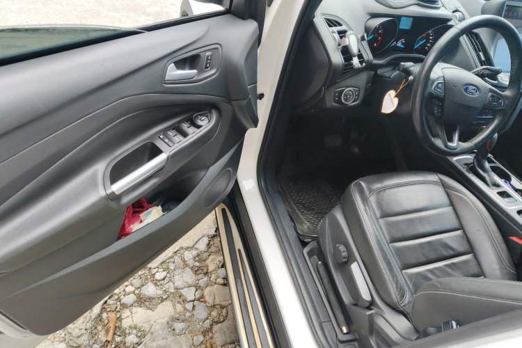 Used Ford Kuga 2017 EcoBoost 180 Two-Wheel-Drive Platinum Edition Driver Seat