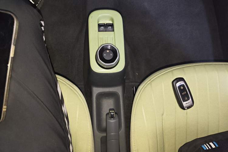 Used Geely Galaxy Panda 2023 Panda Mini 200km Endurance Bear Gear Lever