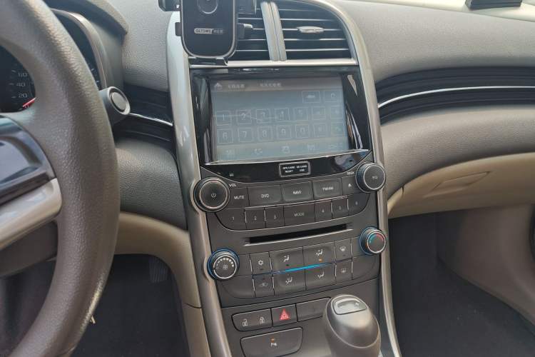 Used Chevrolet Malibu 2014 2.0L Automatic Comfort Edition Audio And AC Panel