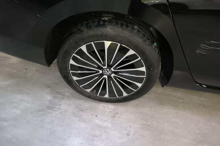 Used Volkswagen Magotan 2024 380TSI DSG Prestige Edition DaMai Package Right Rear Wheel Hub