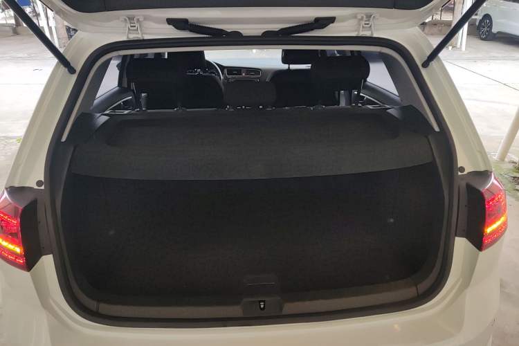 Used Volkswagen Golf 2017 1.6L Automatic Comfort Million-Vehicle Anniversary Edition
