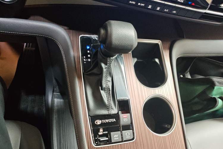 Used Toyota Granvia 2023 2.5L Hybrid Luxury Edition Gear Lever