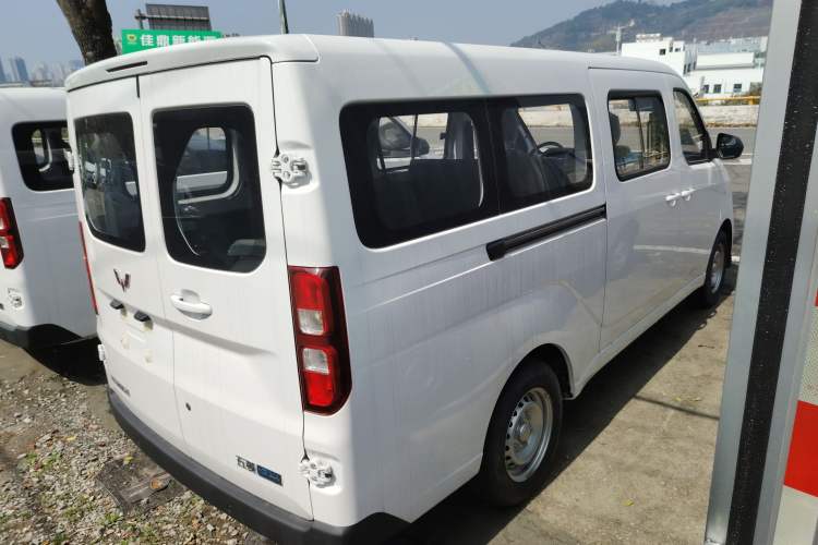 Used Wuling Yangguang 2024 300KM Comfort Version Passenger Van 75kW