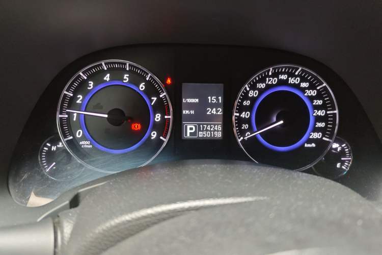 Used Infiniti QX70 2013 3.7L Standard Edition Odometer Close Up