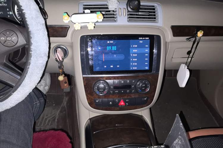 Used Mercedes-Benz R-Class 2011 R 350 L 4MATIC Audio And AC Panel