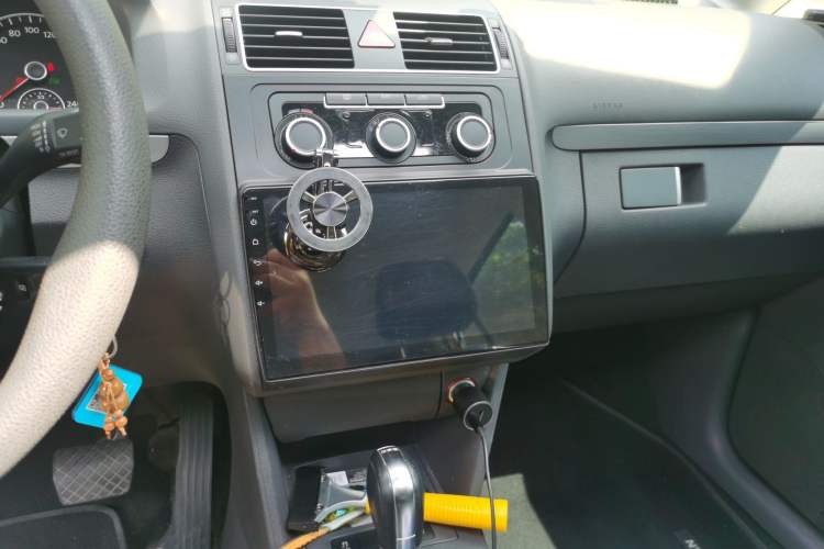 Used Volkswagen Touran 2015 1.4T DSG Comfort Edition 5 Seats Audio And AC Panel