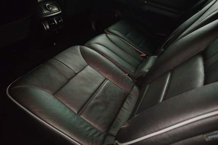 Used Mercedes-Benz R-Class 2017 R 320 4MATIC Business Edition Prestige Model Left Rear Seat