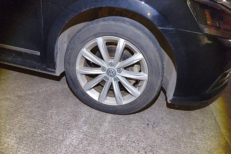 Used Volkswagen Passat 2017 280TSI DSG Luxury Edition Right Front Wheel Hub