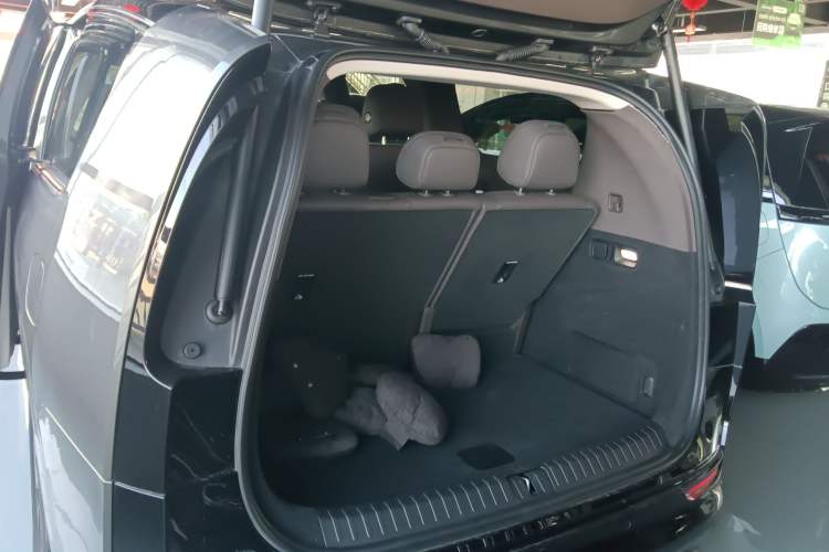 Used Li Auto MEGA 2024 Ultra Model Trunk