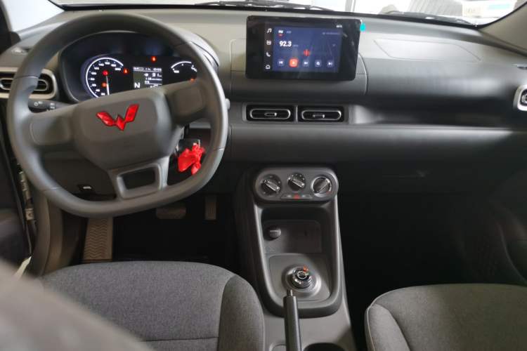 Used Wuling Hongguang New Energy 2024 All-Electric Model 300KM Standard Version Center Console