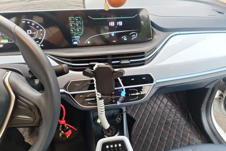 Used CHANGAN Benni E-Star 2022 Qingxin Edition Colorful Model Lithium Iron Phosphate Audio And AC Panel