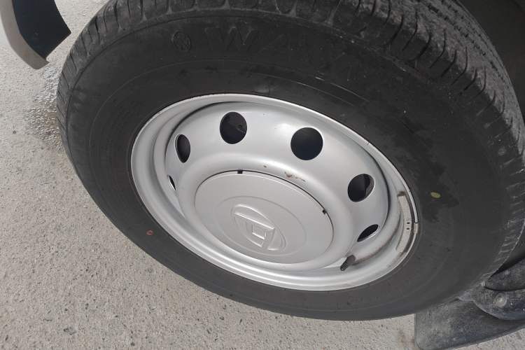 Used SAIC MAXUS Xintu V80 2023 2.0T AMT Classic Aoyuntong Short Wheelbase Ultra-Low Roof 5/6-Seater Left Front Wheel Hub