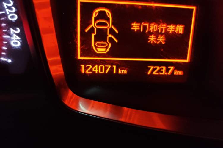 Used DS 5LS 2014 1.6T Luxury Edition THP160 Odometer Close Up