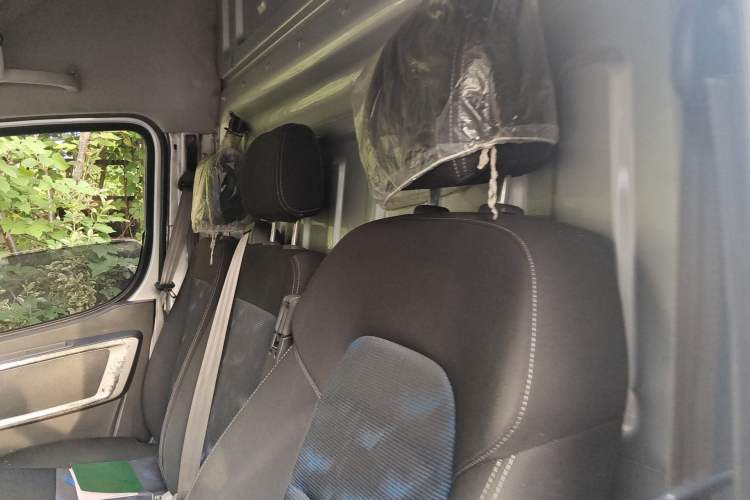 Used Dongfeng Yufeng 2023 V9+ 2.3T Manual Front-Drive Van Long Wheelbase High Roof 3-Seater
