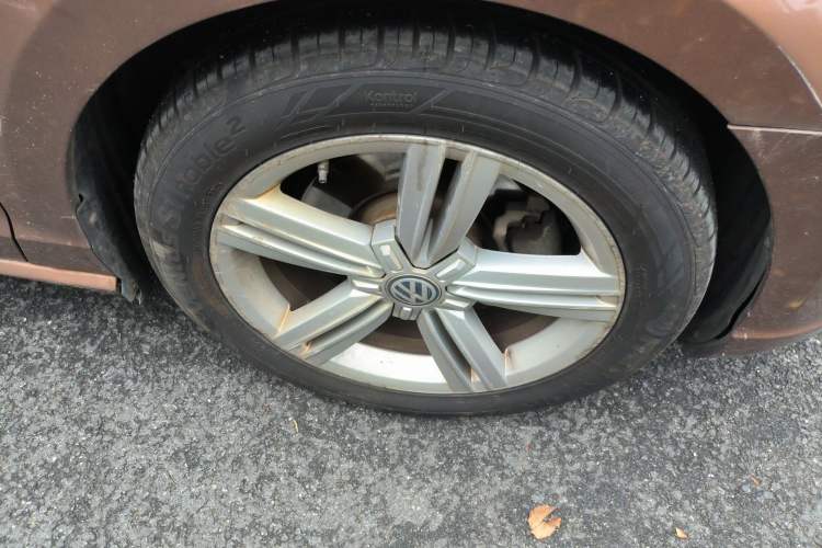 Used Volkswagen Lamando 2015 330TSI DSG Comfort Edition Right Front Wheel Hub