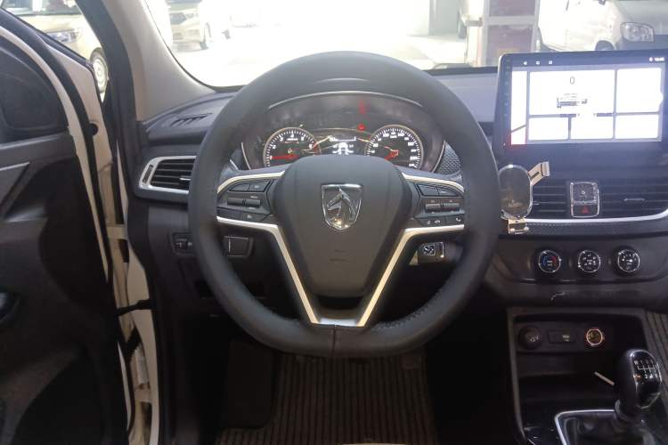 Used Baojun 730 2021 1.5L Manual Fashion Version 7 Seats Steering Wheel