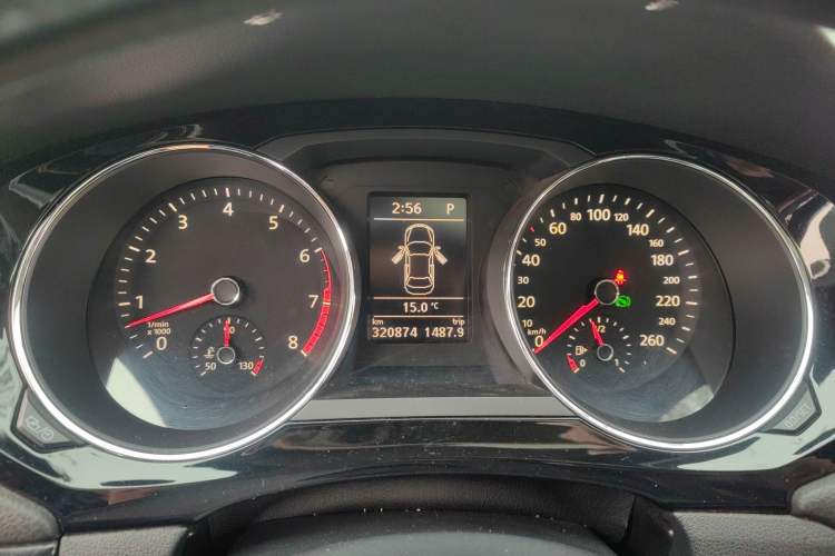 Used Volkswagen Sagitar 2015 230TSI Automatic Luxury Model Instrument Cluster