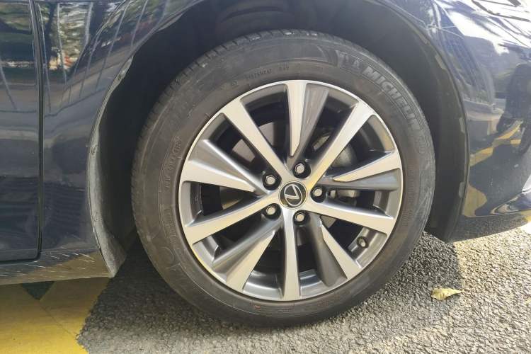 Used Lexus ES 2020 300h Premier Edition
