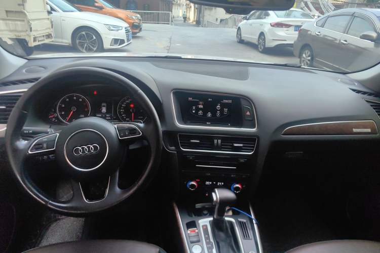 Used Audi Q5 2016 40 TFSI Comfort Model Audio And AC Panel