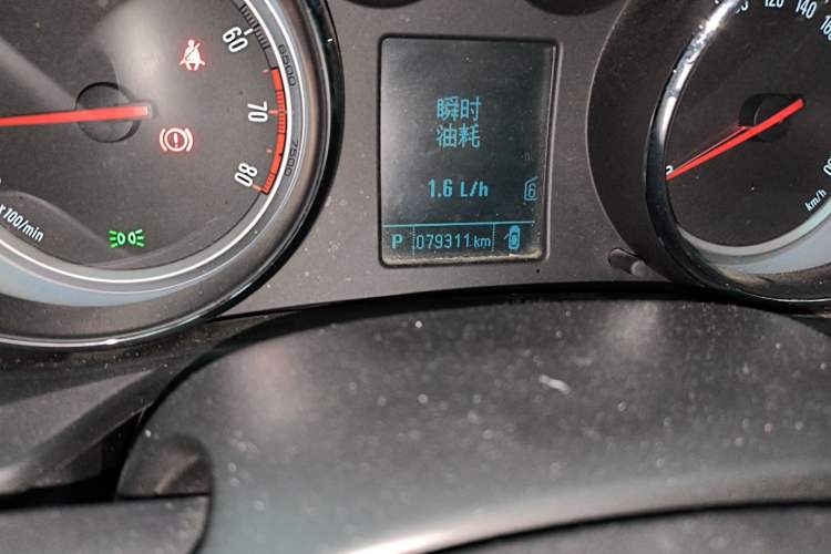 Used Buick Regal 2015 1.6T Leading Technology Model Odometer Close Up