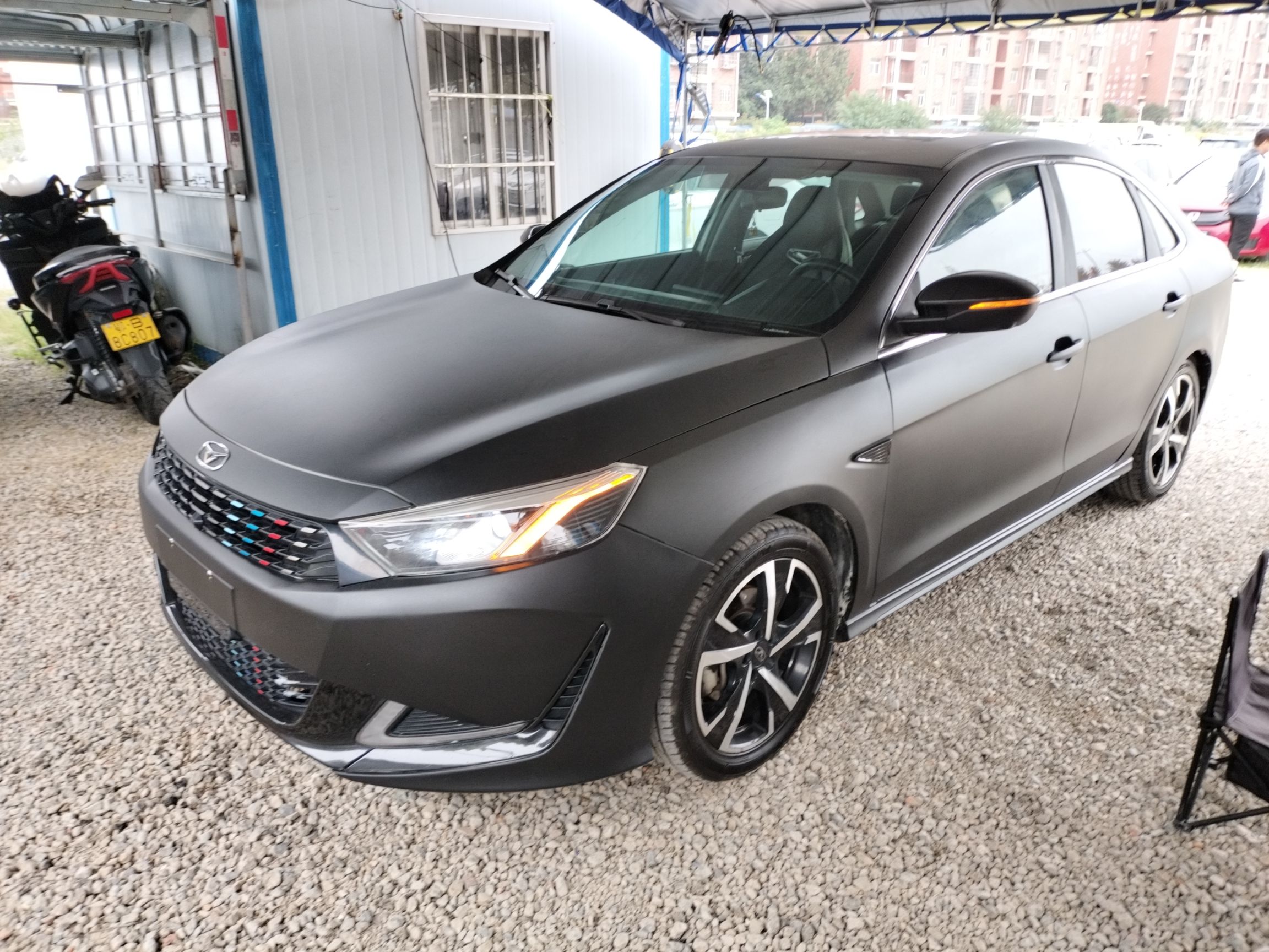 تحت مقدمة السيارة