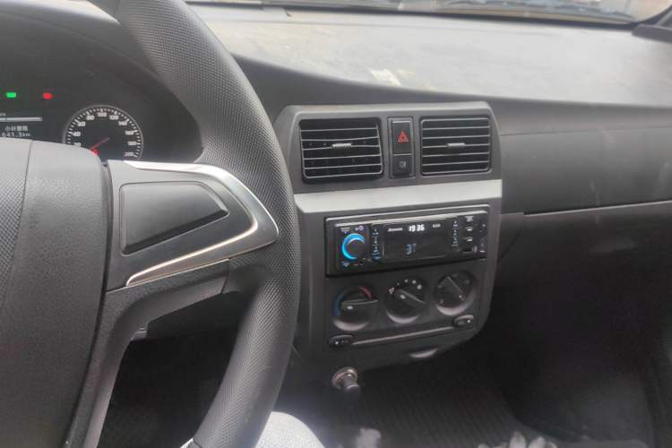 Used Wuling Rongguang EV 2022 Base Model Enclosed-Window Vehicle with 5 Seats Powered by Penghui Battery
