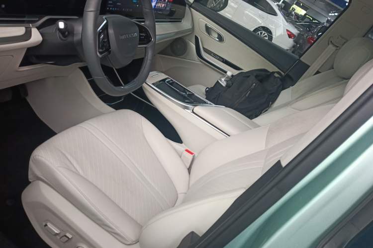 Used SAIC MAXUS Dajia 9 2024 Super Hybrid Ultra-Long Range Forest Edition 7-Seater Left Front Seat