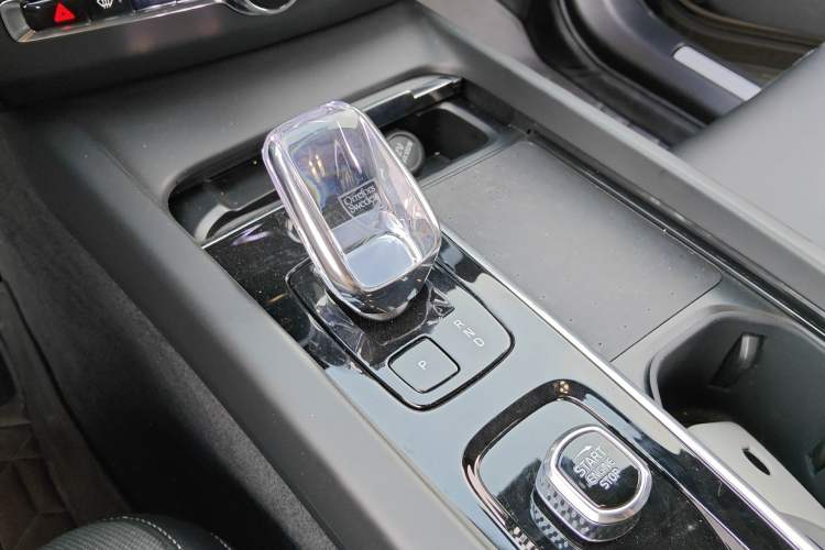 Used Volvo XC60 New Energy 2025 Plug-in Hybrid Long-Range All-Wheel Drive Zhiyuan Extreme Night Black Edition Gear Lever