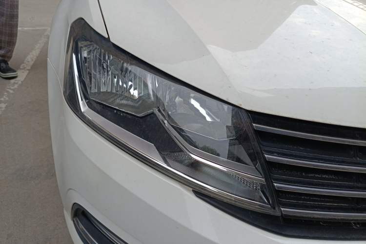 Used Volkswagen Lavida 2018 Classic 1.5L Automatic Fashion Edition China VI Standard Right Front Headlight