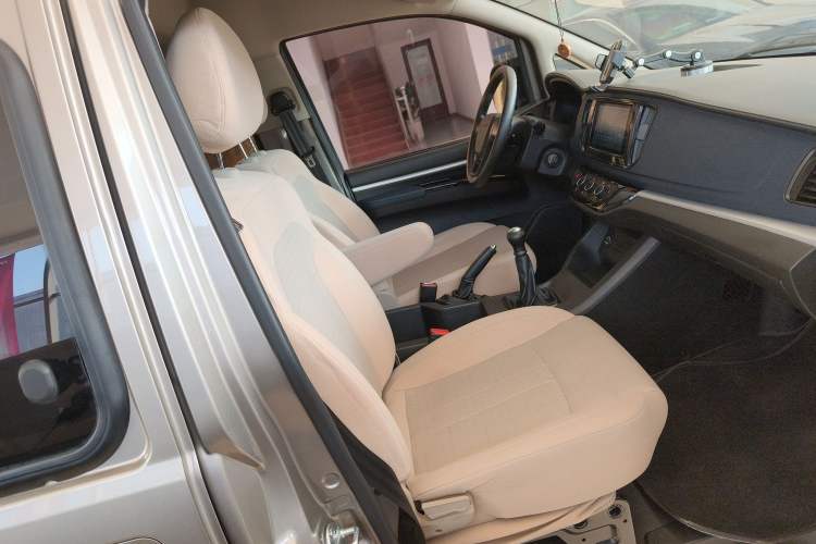 Used FORTHING Lingzhi 2023 M5L 1.6L Base Model 7 Seats Right Front Seat