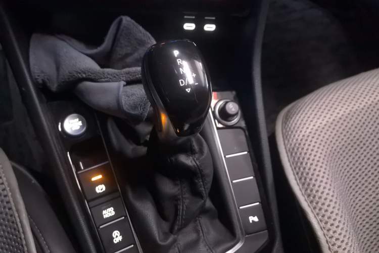 Used Volkswagen Sagitar 2023 300TSI DSG Excellence Edition Gear Lever