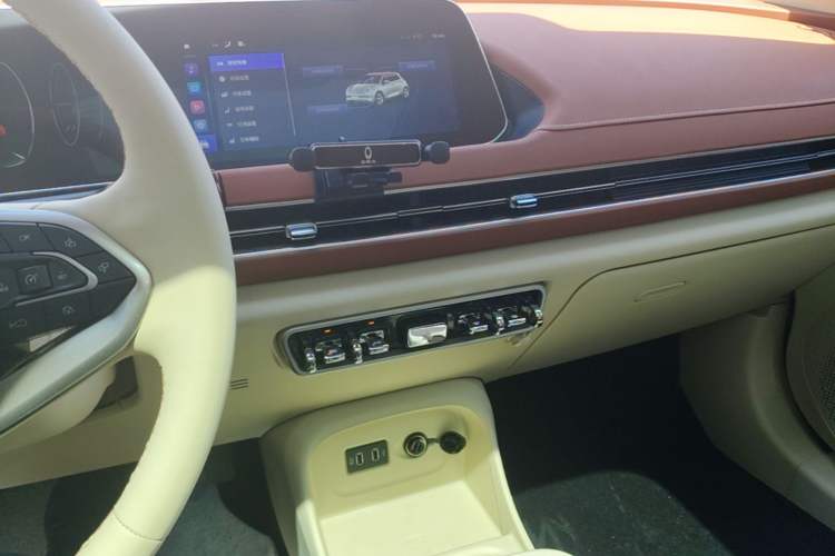 Used ORA Good Cat 2022 Morandi Edition 400km Standard Range Premium Version Lithium-Ion Battery Audio And AC Panel