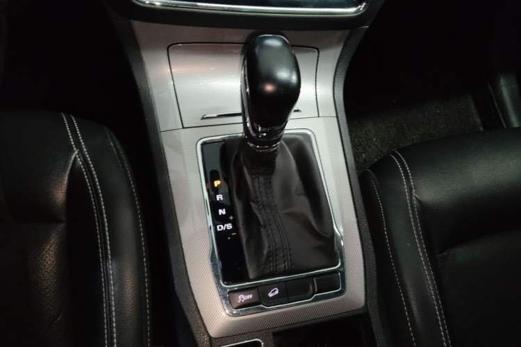 Used Roewe RX5 2016 20T Two-Wheel Drive Automatic Internet Smart Edition Gear Lever