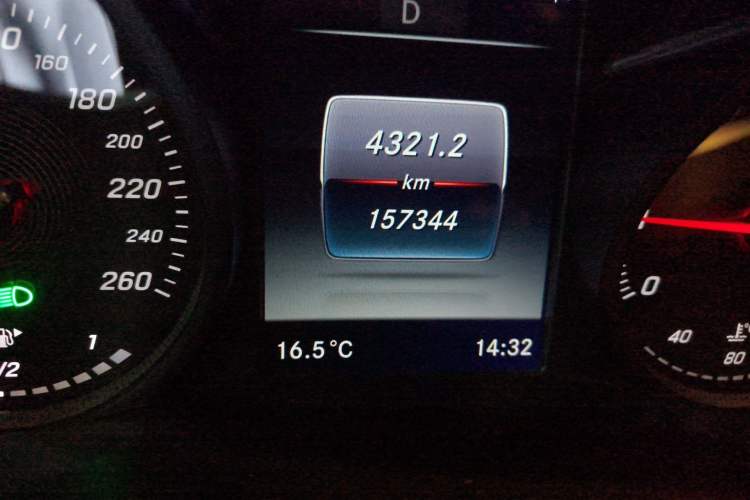 Used Mercedes-Benz GLC 2016 GLC 260 4MATIC Dynamic Edition Odometer Close Up