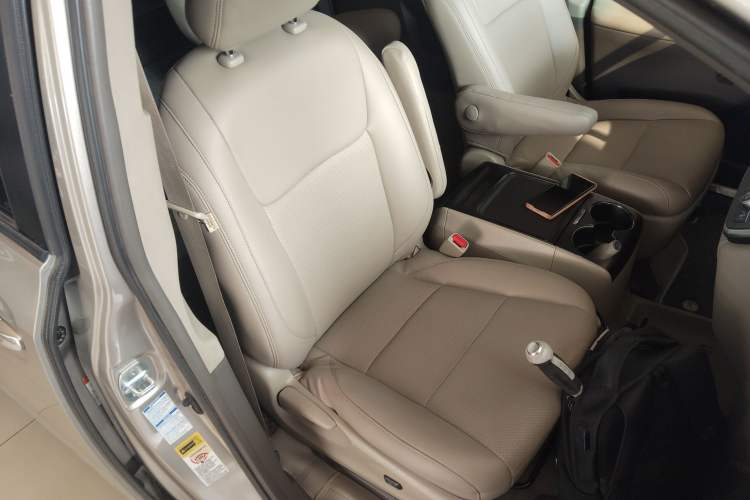 Used Toyota SIENNA 2015 3.5L 4WD LE Gasoline U.S. Specification Right Front Seat