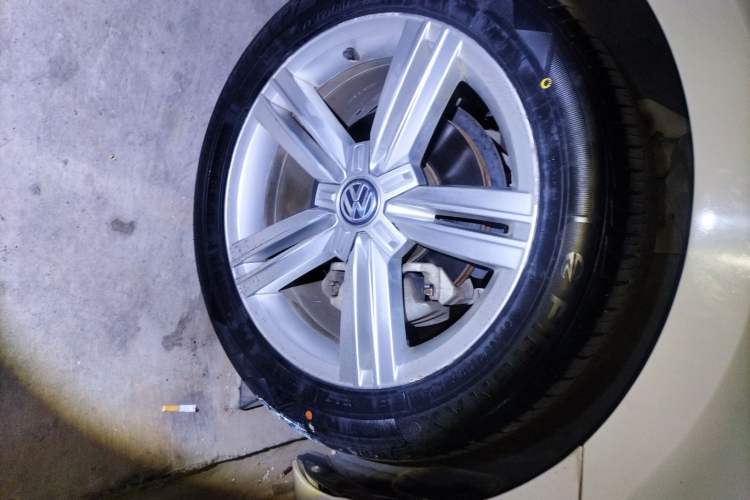 Used Volkswagen Lamando 2015 280TSI DSG Comfort Edition Right Front Wheel Hub